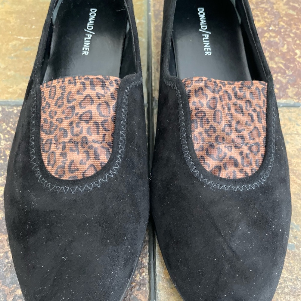 Donald/Pliner size 10 Black Suede Flats